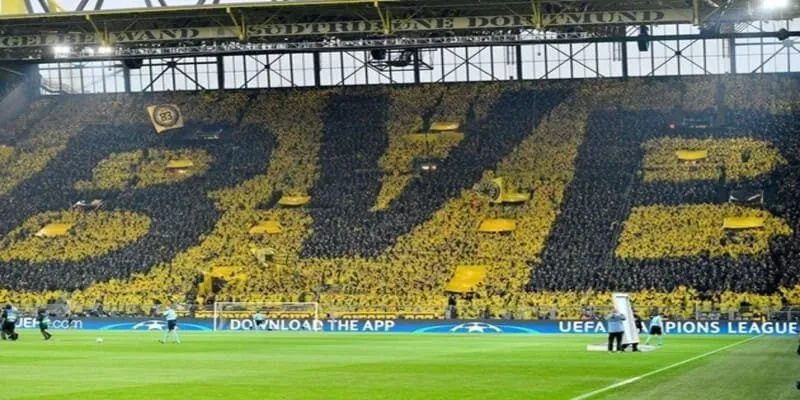 Cổ động viên của Borussia Dortmund nổi tiếng với điều gì?